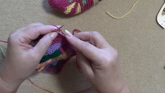 Тапочки из остатков пряжи. Многоцветные