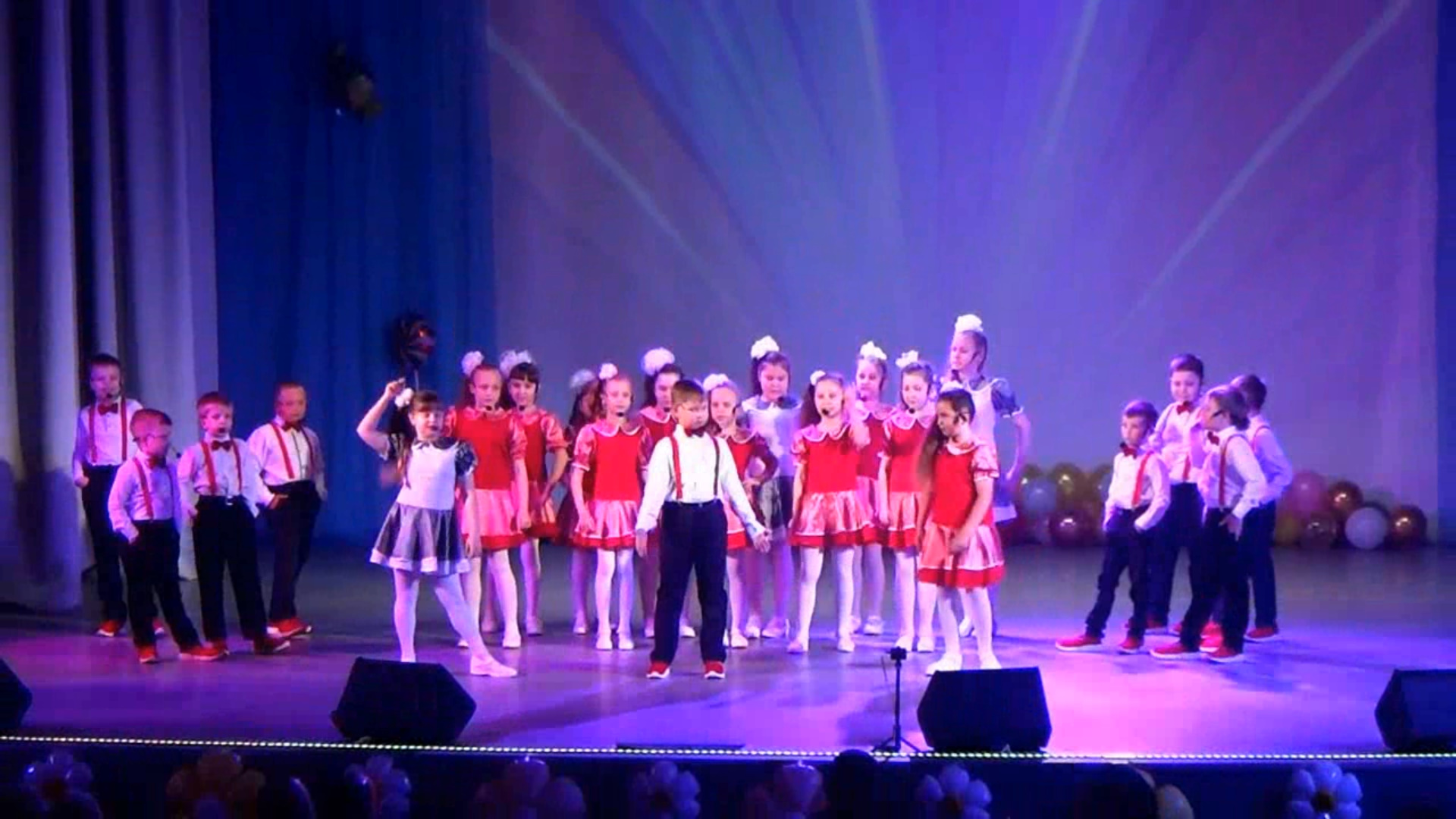 Праздничный концерт в ДК.Спутник города Вязники "Этот мир мы дарим детям". 1-я часть
