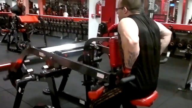 Rodrigo Bermejo. Triceps en maquina fondos agarre estrecho de Hammer Strength