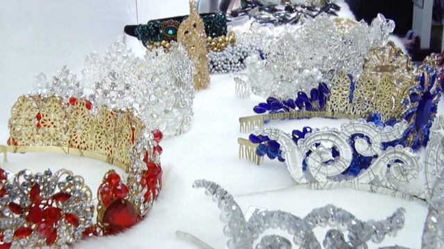 Колдо жасалган таажылар. Таң маанай