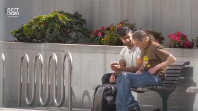Парень молодец помогает без домного