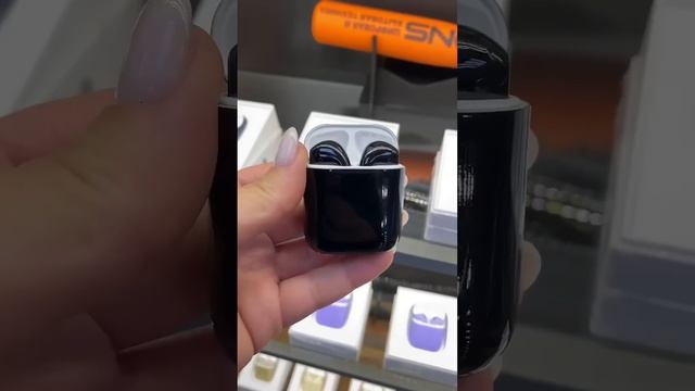 Какие AirPods ты выбираешь? белые или кастомные? За заказом — в комментарии ??