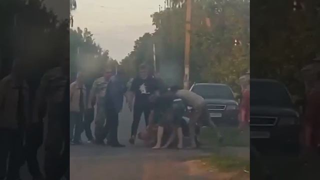 Это село Усовка Киевской области. Там группа людей пытается отбить у военкомов мужчину.