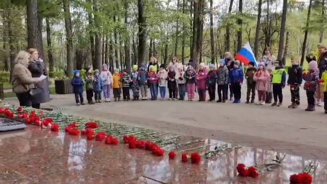 Торжественное возложение цветов к памятник жителям поселка Солнцево, погибшим на фронтах ВОВ.