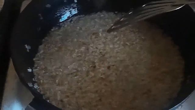 Ленивый Рис с Кукурузой и Куриными Голенями.