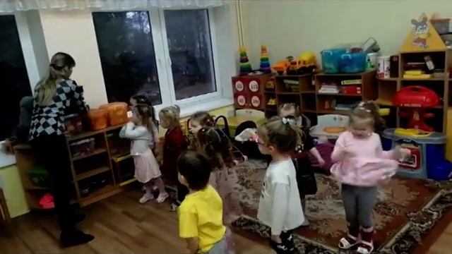 Колобок в гостях у малышей