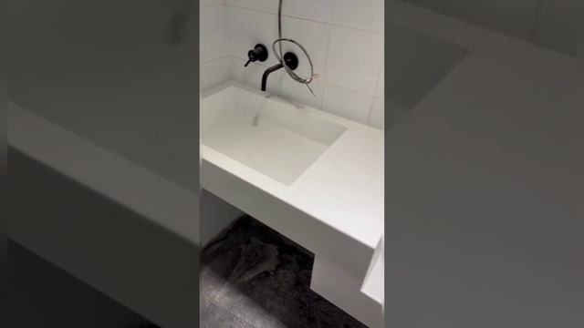 2 варианта разноуровневых столешниц в ванные комнаты
