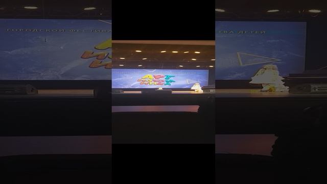 Вика Орлова выступает и поет кукольно колыбельная песня.