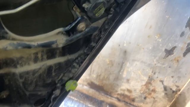 Как снять моторчик замка задней двери на автомобиле Mitsubishi Diamante