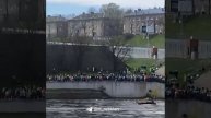 Жители эстонской Нарвы пришли на набережную,чтобы хотя бы через реку посмотреть концерт к Дню Победы