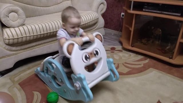 Полиночка, баскетбольное кольцо, качалка.mp4