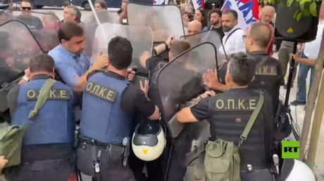 اشتباكات عنيفة بين شرطة اليونان ومتظاهرين ضد محاكمة مصريين بتهمة غرق سفينة فيها مئات المهاجرين