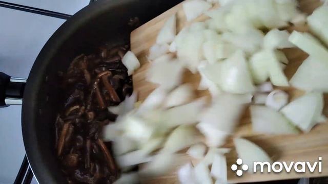 Вкусные тушеные опят в сметане.