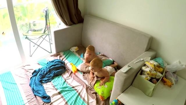 ПАПА ОДИН ДОМА С МАЛЫШАМИ-ДВОЙНЯШКАМИ | МАМА НА ПЛЯЖЕ ЕСТ ТАЙСКИЙ СУП ТОМ ЯМ