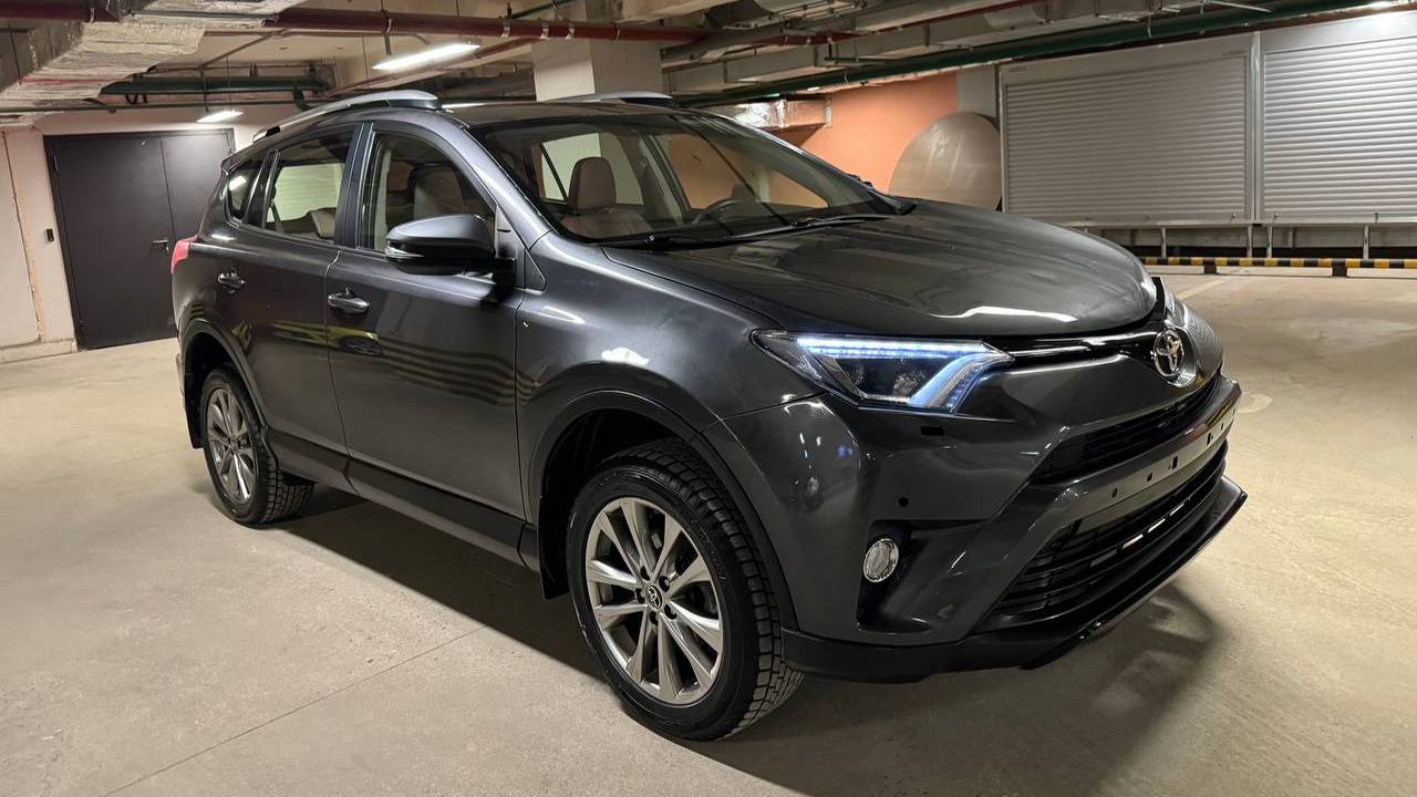 Toyota Rav4; 2,0 AT; 2016; Серый