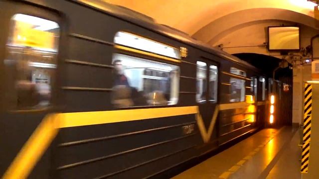 Метропоезд 81-717.5П/714.5П «Пришелец» на станции метро Площадь Александра Невского