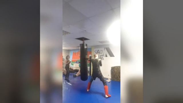 Тренируйтесь     муай тай  к1 кикбоксинг
