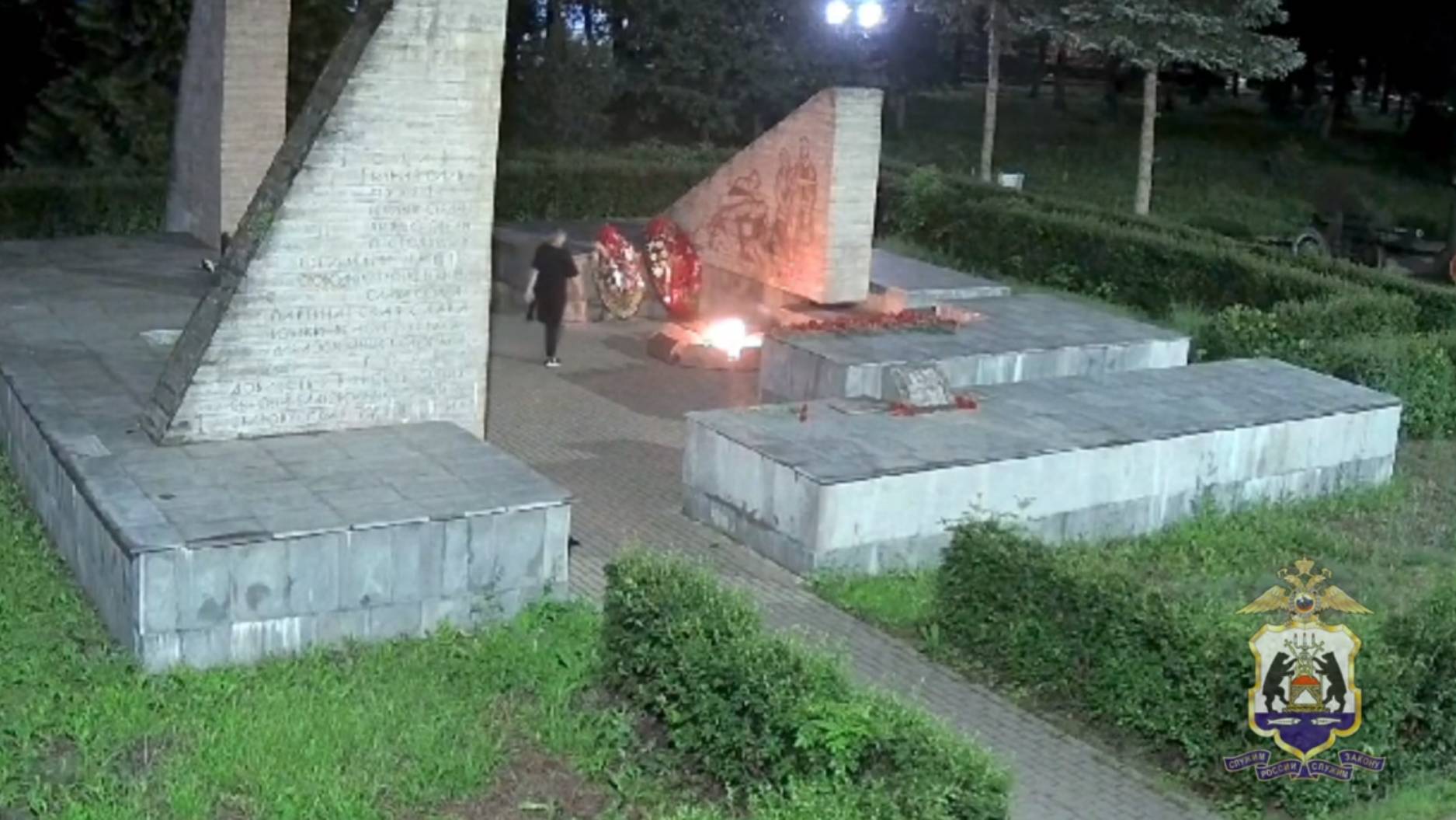 Новгородские полицейские задержали москвича, повредившего в Старой Руссе воинский мемориал