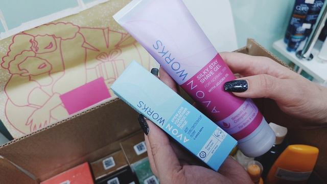 Распаковка Avon Июль - пакет-сюрприз, новинки, зелёные ароматы, свотчи помад и всё летние хиты