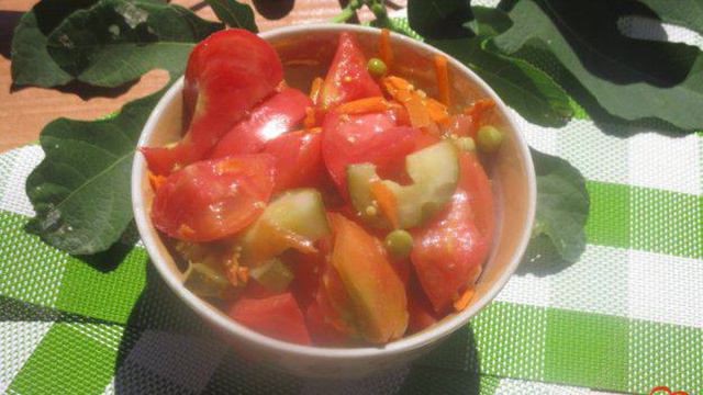 Овощной салат с помидорами, соленым огурцом и зеленым горошком