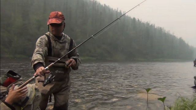 48 серия Учимся на Спиннинг на безинырционную катушку набирать леску Тайга Рыбалка Лендаха река