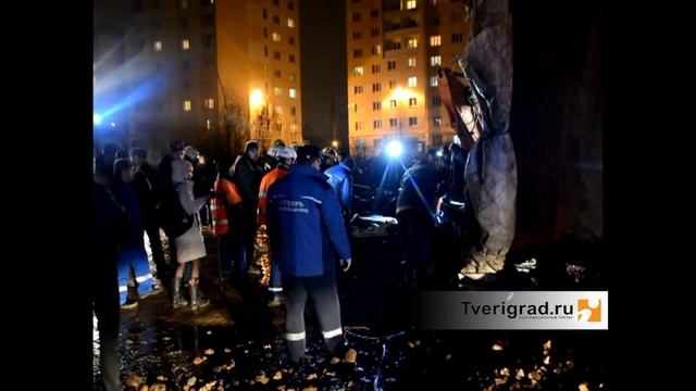 В Твери самосвал раздавил легковой автомобиль, 10.11.2015 г.
