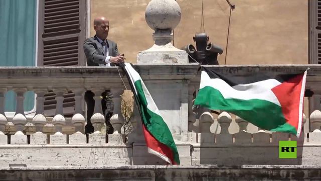 نائب سابق يرفع الأعلام الفلسطينية فوق مجلس النواب في روما