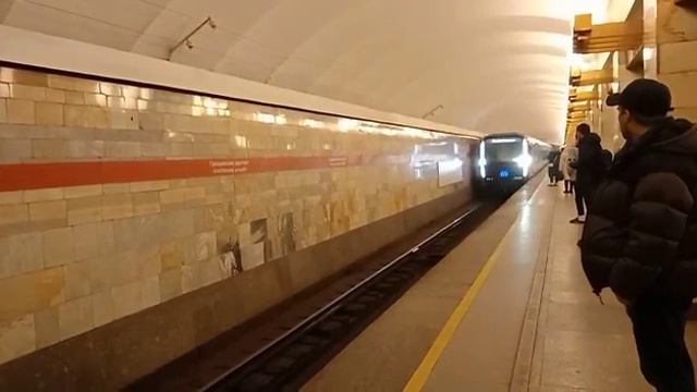Прибытие поезда метро "Балтиец" на станцию метро Гражданский проспект.