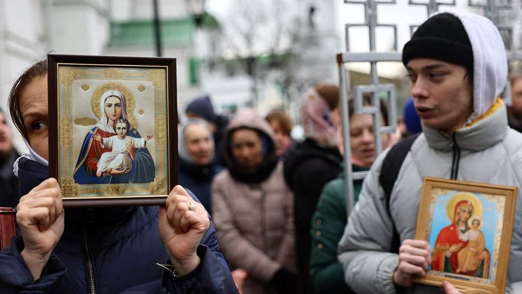 За что православных верующих выгнали из храма на Украине? Шокирующие кадры