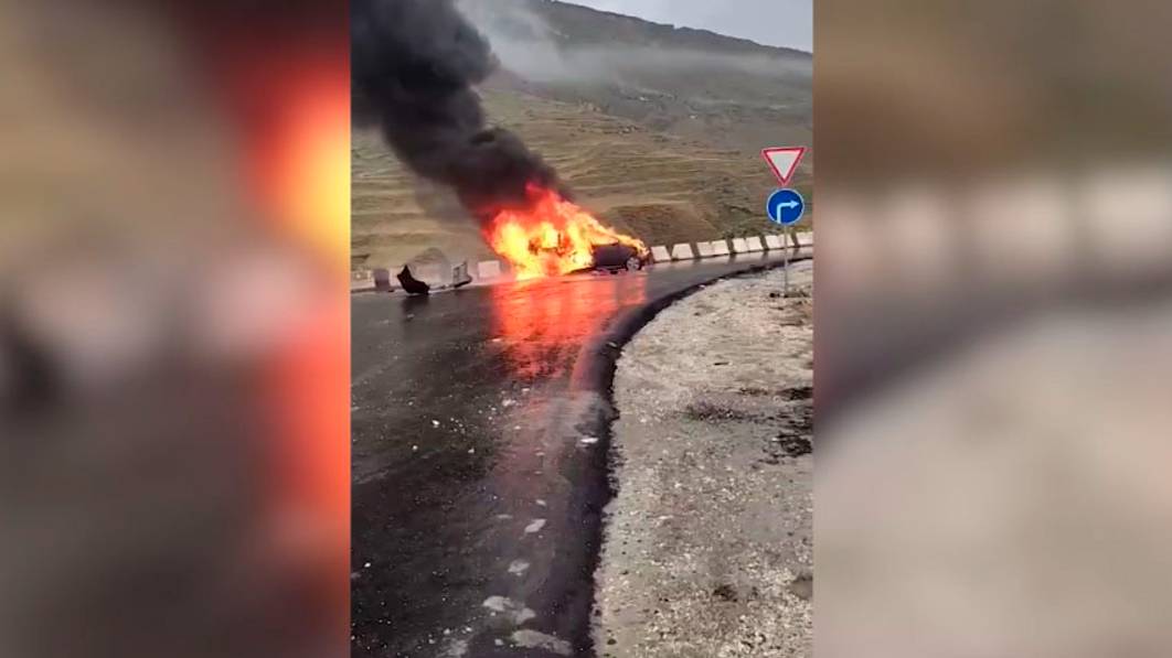 В Дагестане после ДТП на трассе загорелся минивэн с туристами. Людей удалось спасти