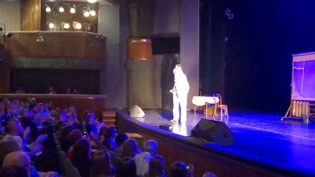 Театр: взаимодействие с зрительным залом. Пример красивый. Игра актёров. Творчество в массы