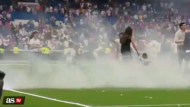 Марсело бухой гуляет по полю