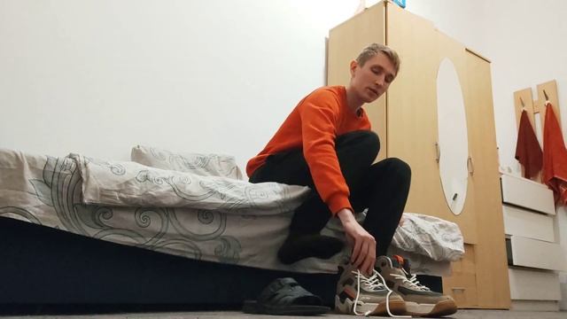 Насрать в пакет на кровати