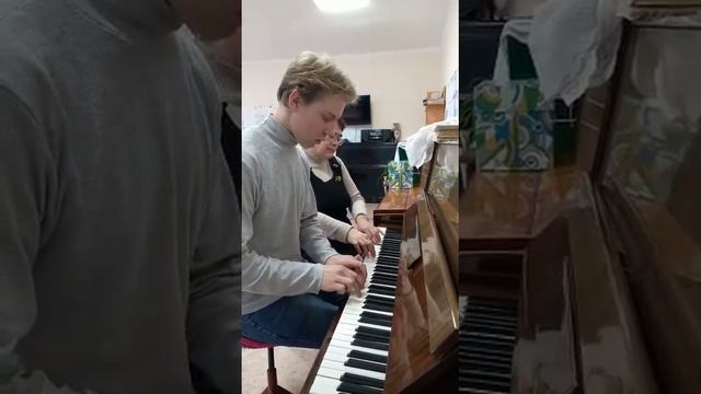 М. Минков "Дорогою добра" исполняет ансамбль Ярин Евгений (4 класс) и Зайнагабдинова В.Ф.