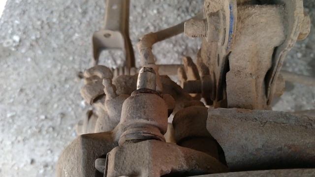 Мазда 626ge, снимаем суппорт задний