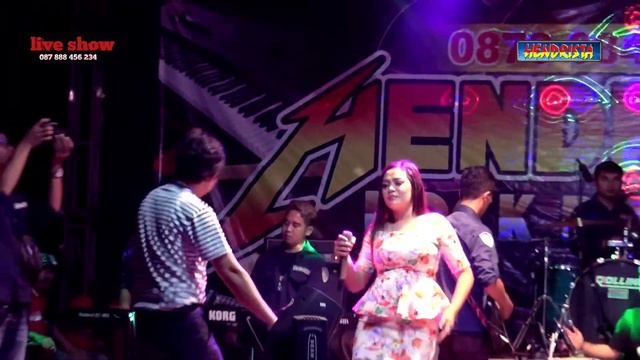 Dinding kaca VHIE YULIA AND ABOY MCEH  HENDRISTA MUSIK