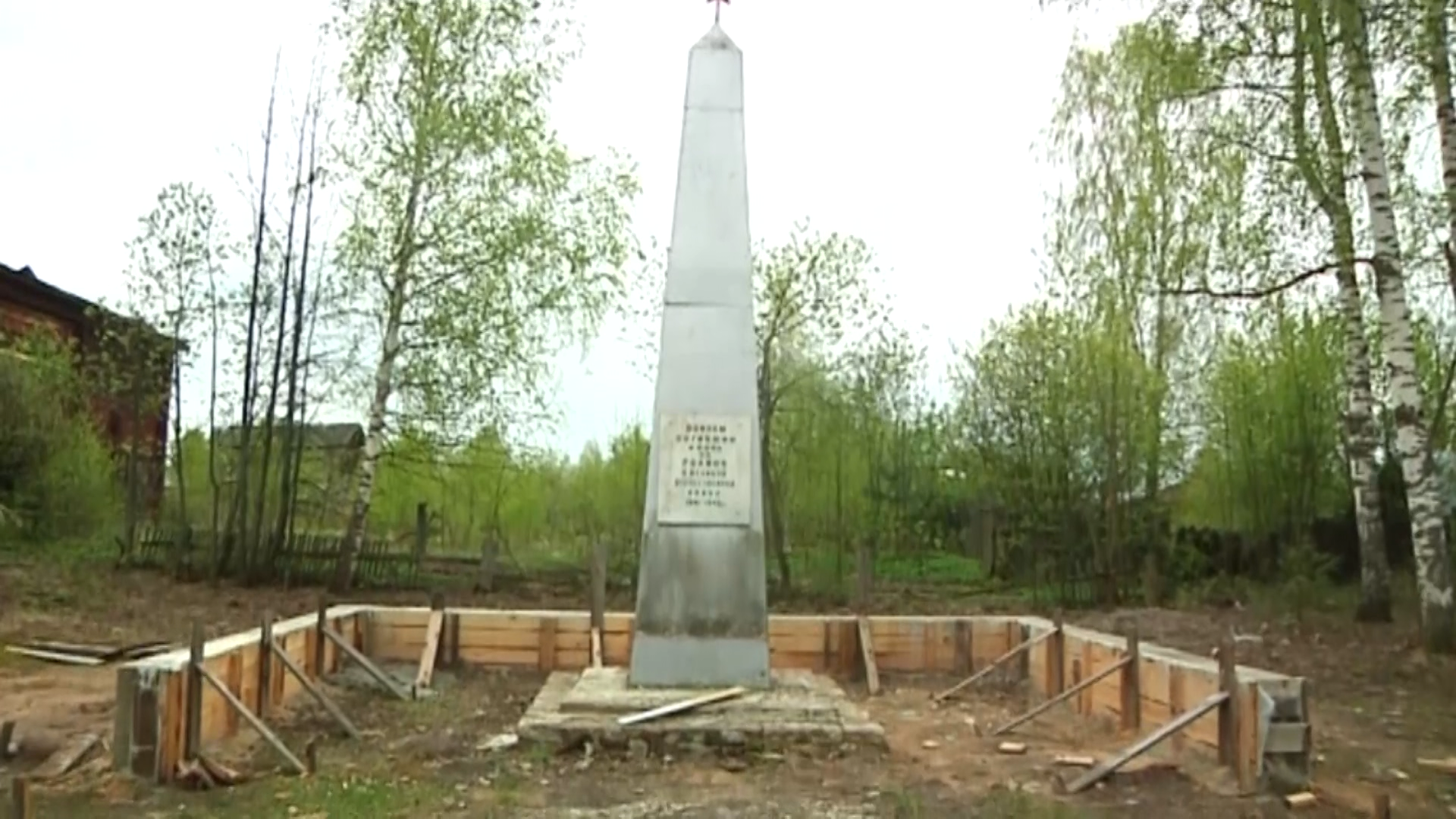 Монумент погибшим воинам в рамках реконструкции разобрали, а собирать к 9 мая оказалось некому