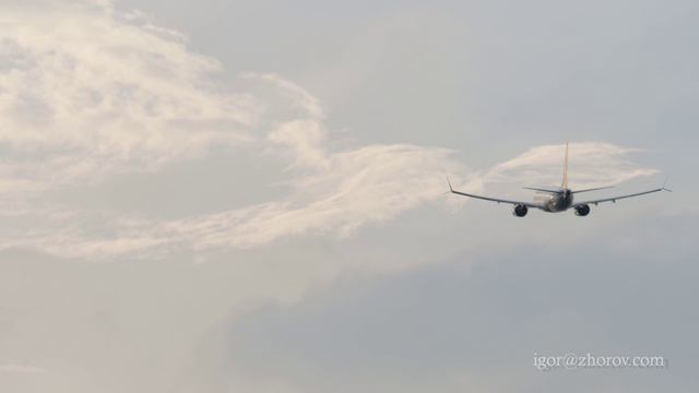 Боинг 737 MAX авиакомпании SCAT Airlines взлетает из аэропорта Пхукет.
