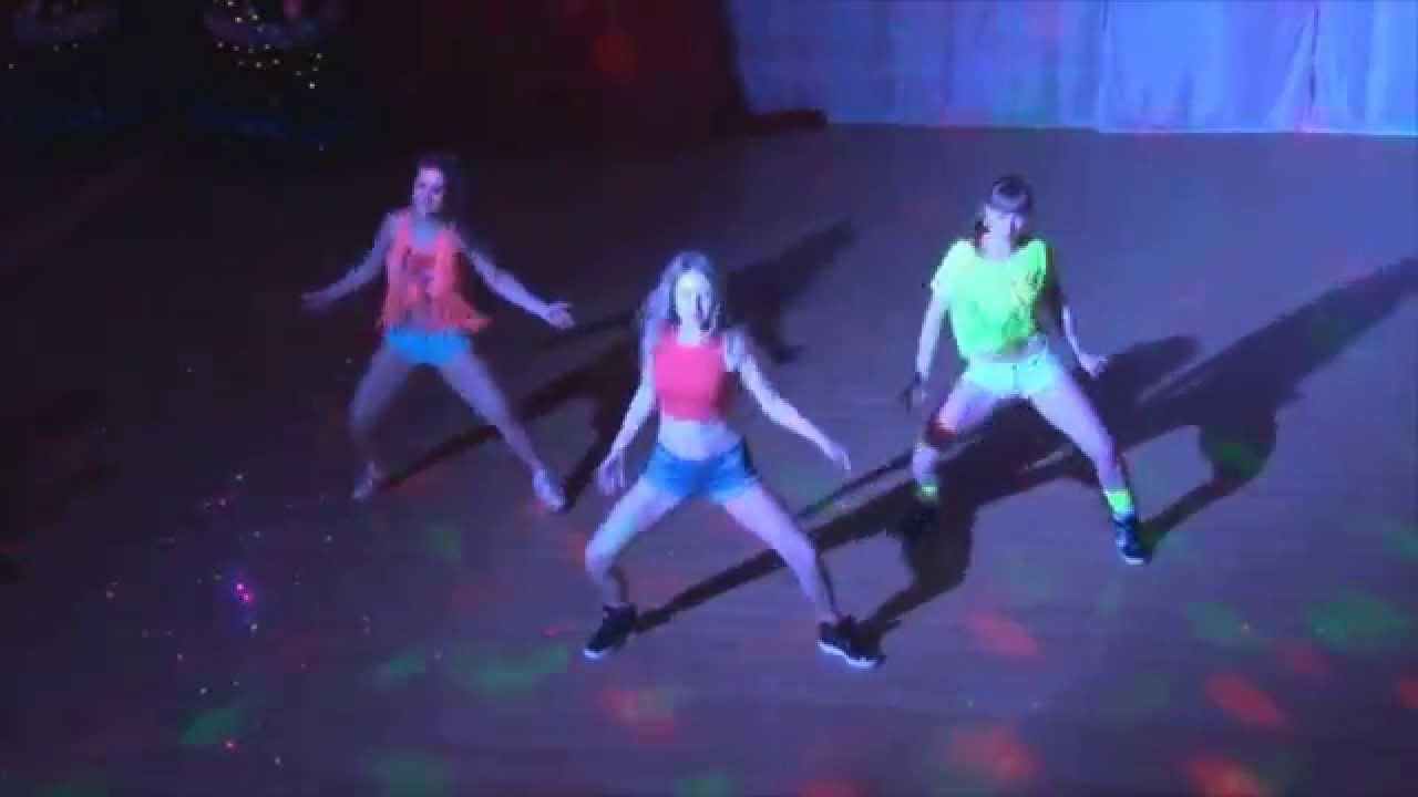"NRG salsa" - reggaeton show girls