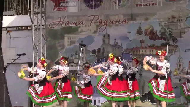 Ивановские девушки в Белорусских народных костюмах.