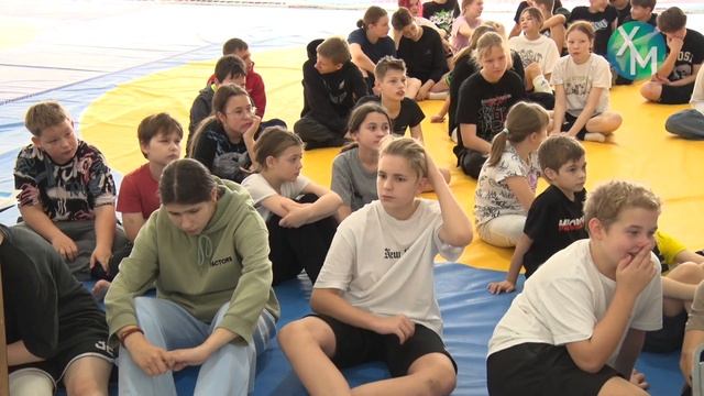 Школьники Ханты-Мансийска посещают спортивный лагерь во время каникул