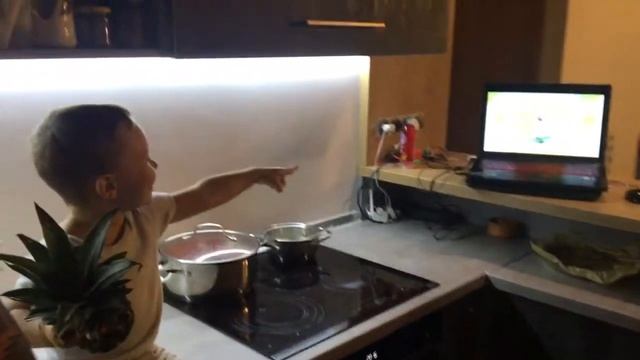 Первый раз кушает ананас