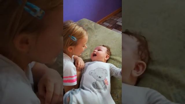 Сестра общается с братом