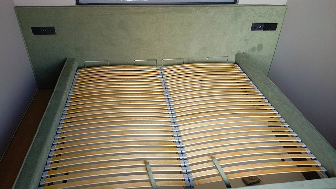 Кровать по индивидуальному заказу с панорамным мягким изголовьем
