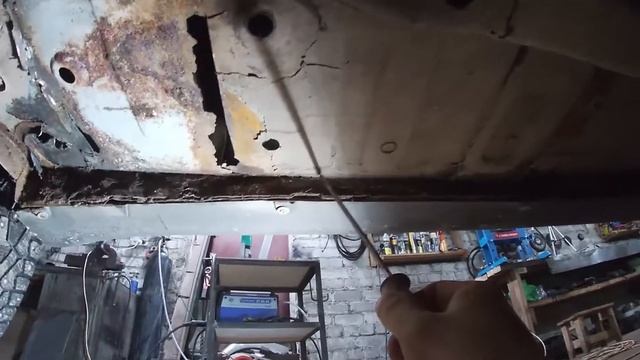 Жёсткий ремонт нивы.  Процесс замены площадок продольных реактивных тяг.  Частичный ремонт днища.