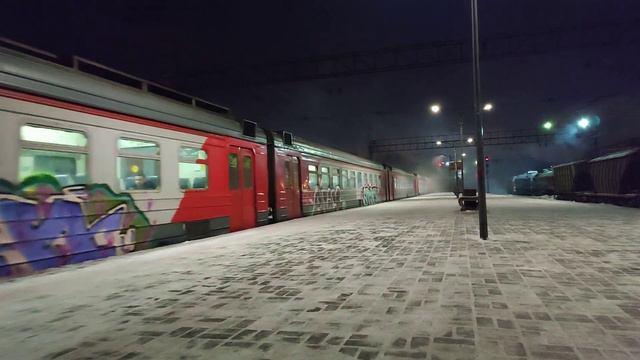 Электропоезд ЭД4М-0315 прибывает на платформу Варшавская