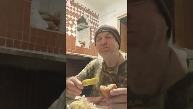 На ночь глядя, сырое яйцо, котлета по-киевски,, цветная капуста, колбаса и острый перец.