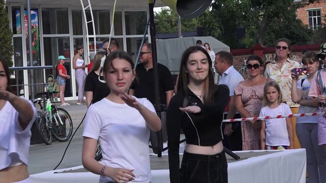 Для детей летних дворовых площадок провели праздник, приуроченный ко Дню молодежи России