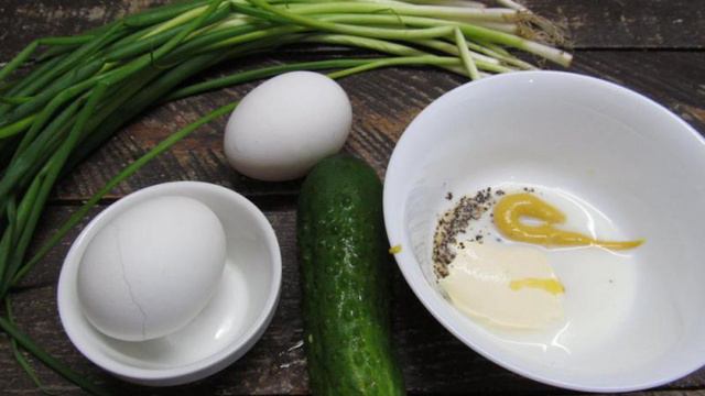 Слоеный салат из огурца с яйцом