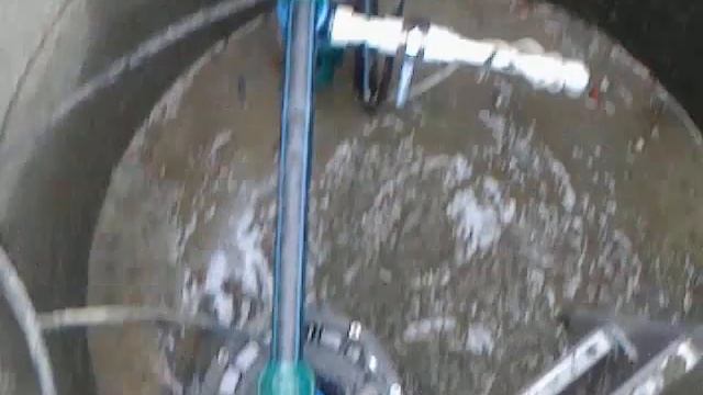 Готовый кессон, установлен оголовок с насосом